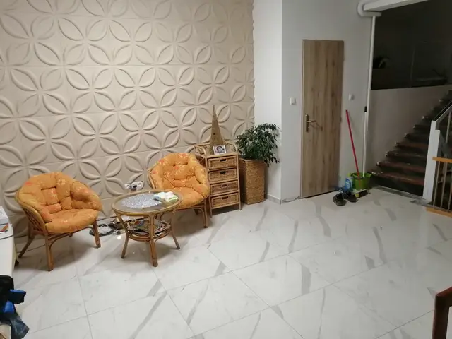 Nappali márványutánzatú padlóval