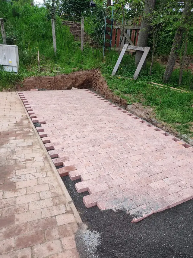 Piros térkő bejárati behajtó
