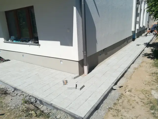 Szürke térkő burkolat ház körül